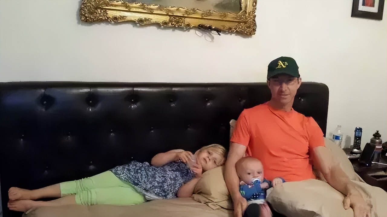 把随手丢弃的购物小票变成孩子们最珍贵的礼物，小镇因他而感动