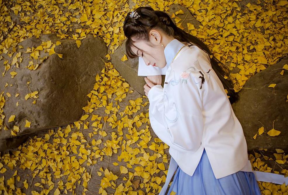 75首古诗中描写月亮的诗句有哪些,李白写的与月亮有关的诗有多少首