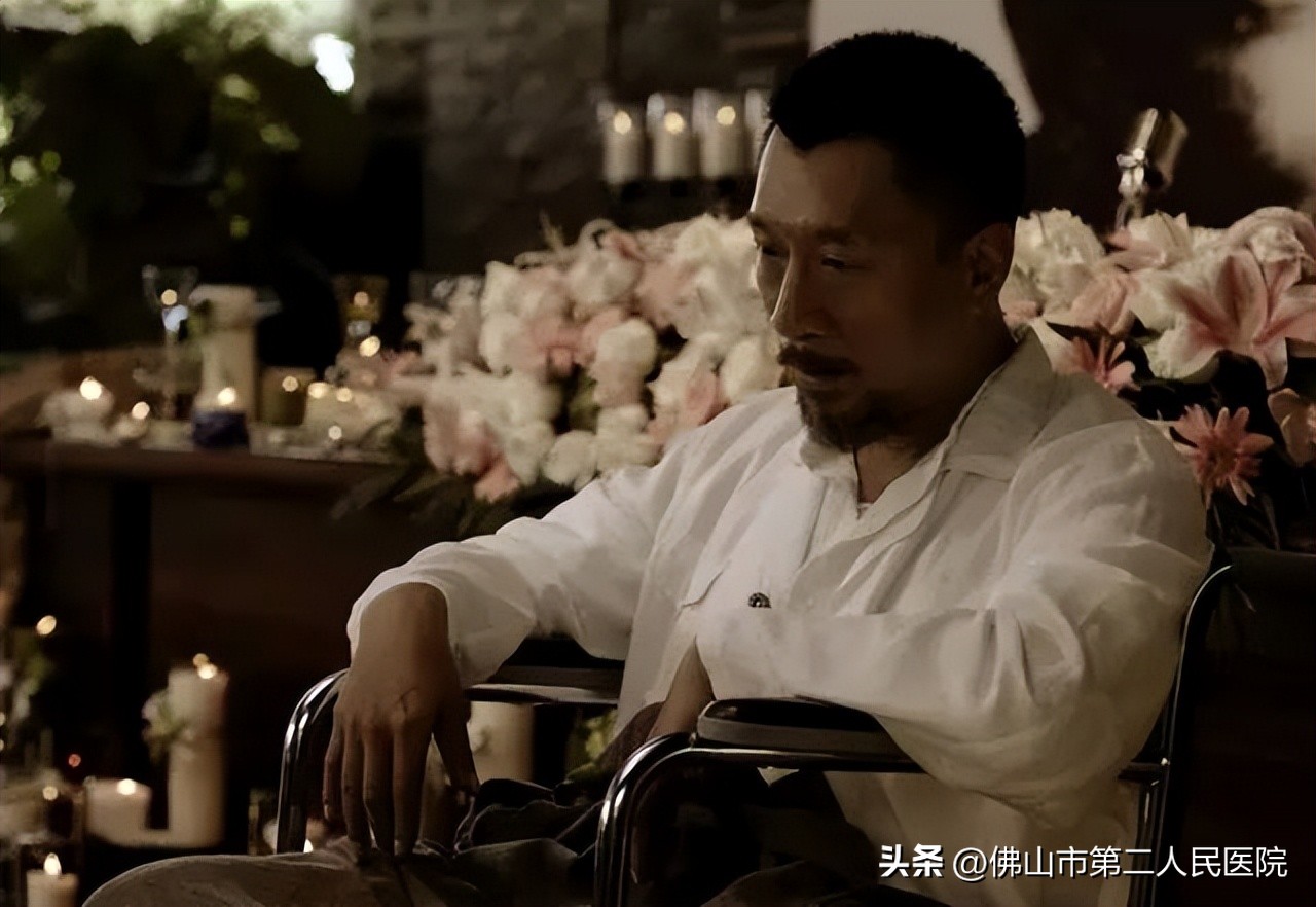 年轻歌手得黑色素瘤去世,歌手黑痣和黑色素瘤的区别