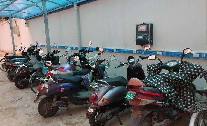 电动车充电10小时不变绿灯怎么办,电动车充电不跳绿灯可以一直充吗