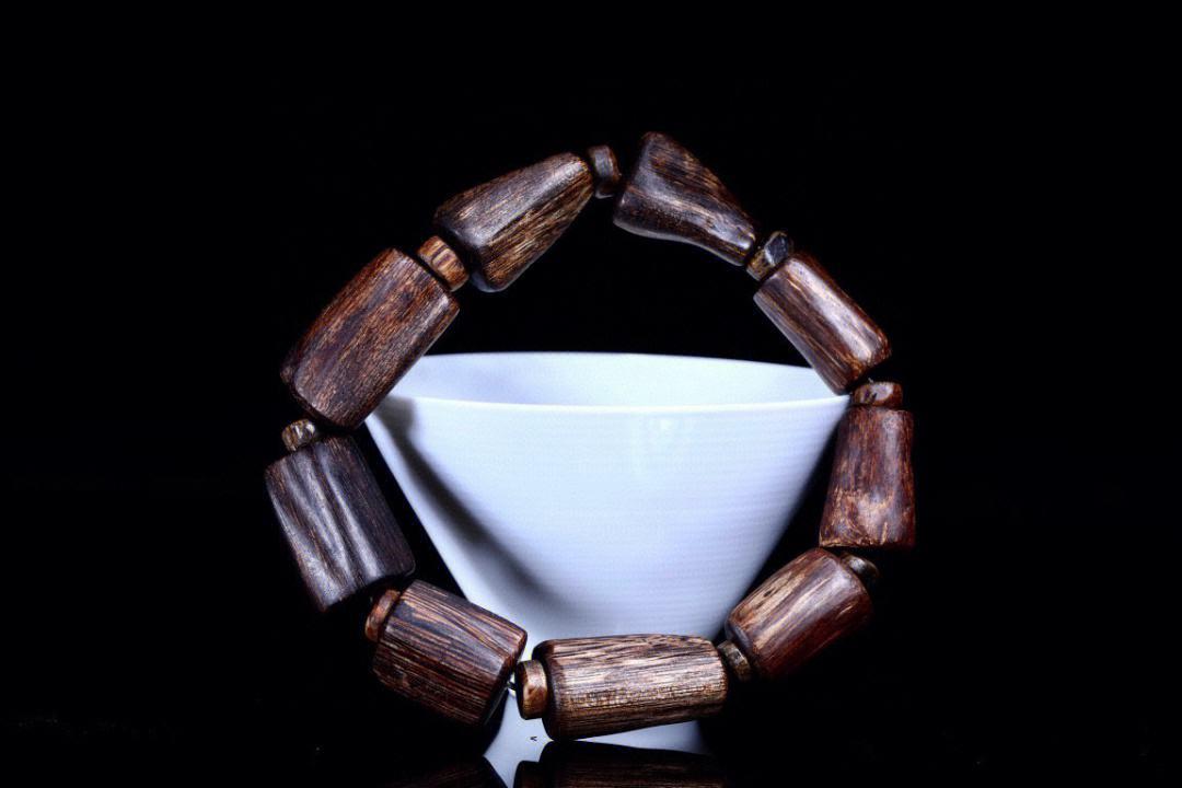 男人能不能佩戴鸡血石手串,文玩手串可以随便戴吗