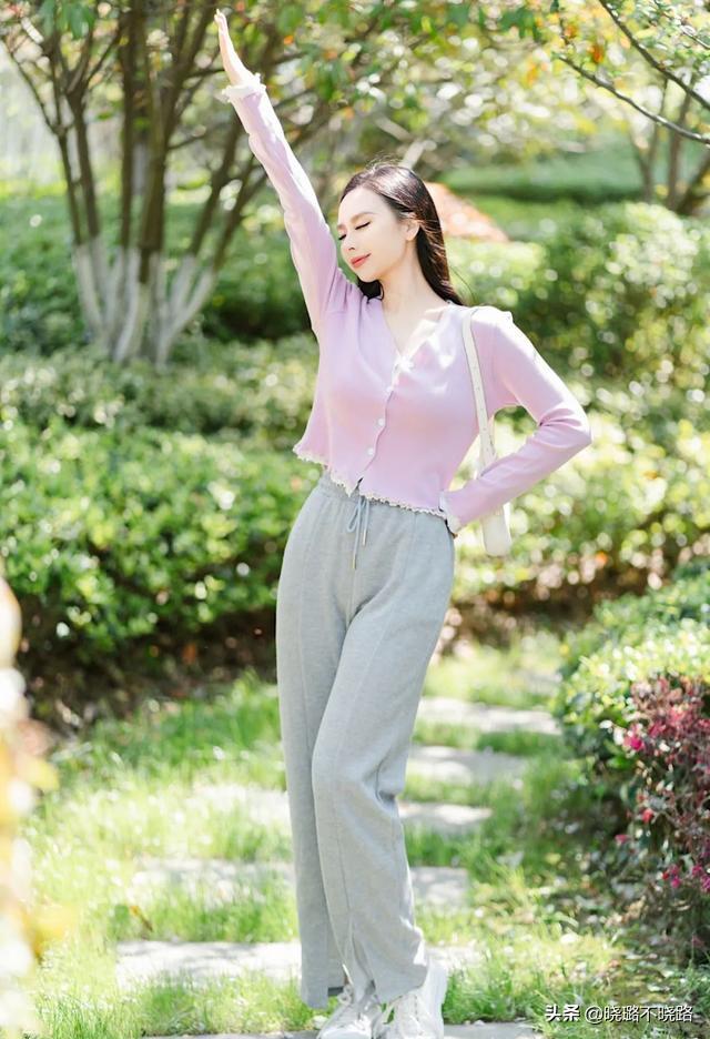 适合搭卫衣的裤子显瘦款,卫衣修身短款显瘦搭背带裤