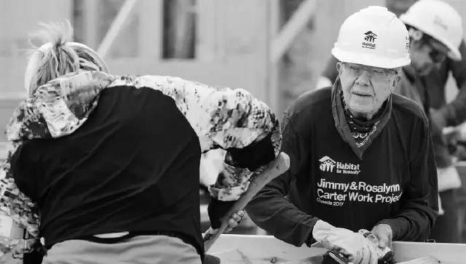 那个曾推动中美建交的美国前总统，退休之后，97岁仍在工地盖房子