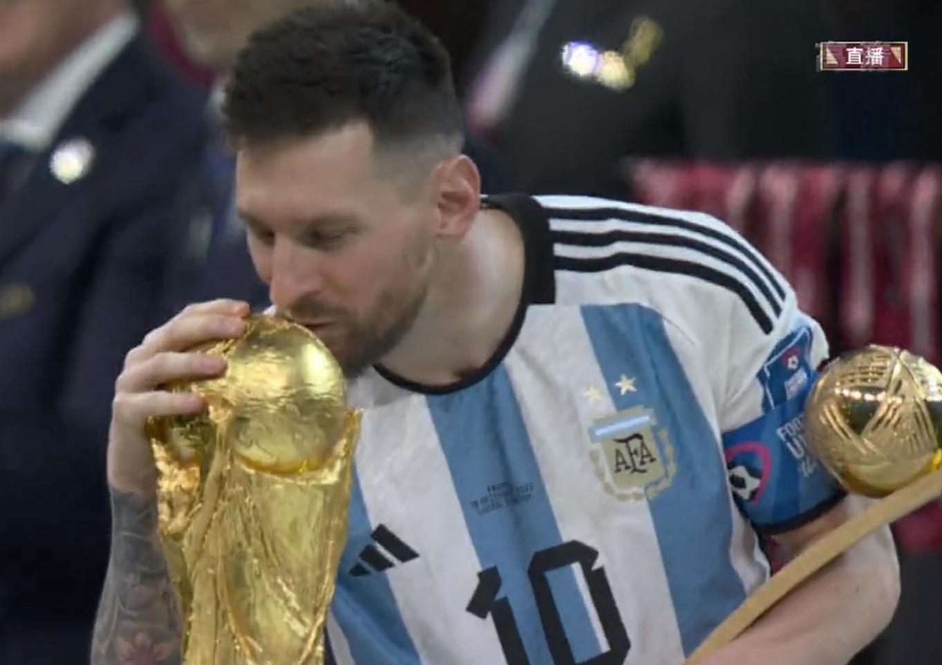梅西美洲杯夺冠亲吻奖杯,梅西得奖后亲吻大力神杯