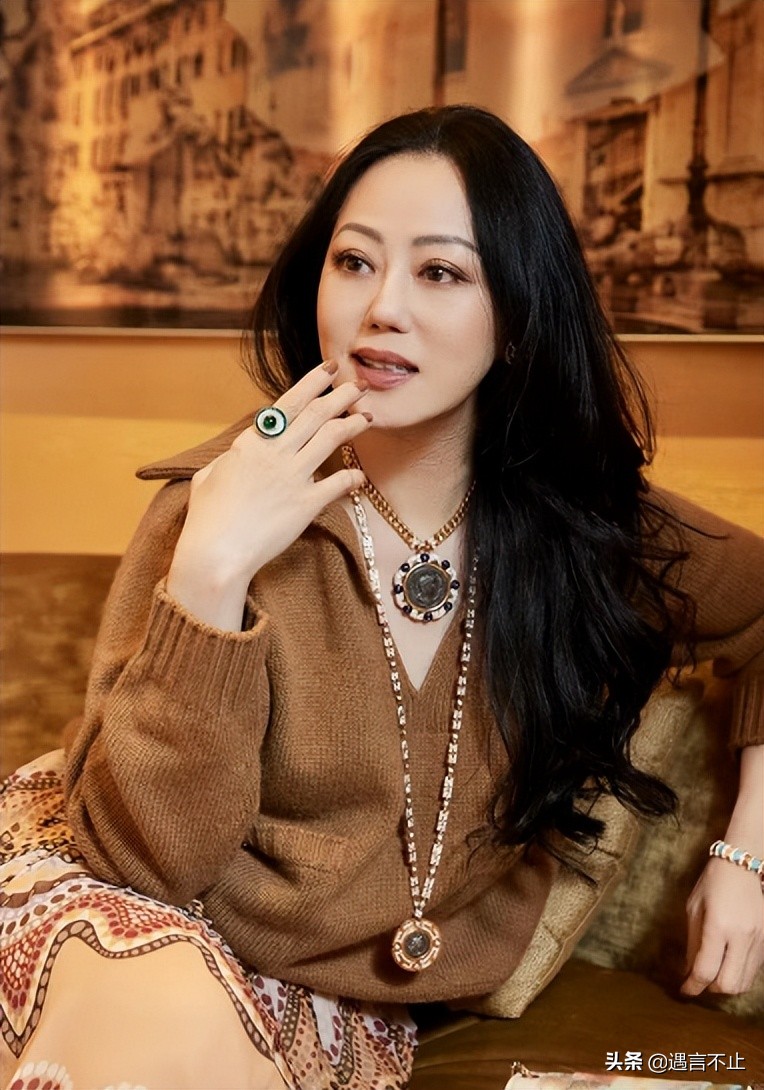 因拜物引前夫嫌弃，矢志不渝“买买买”的她，杀出了一条玫瑰路