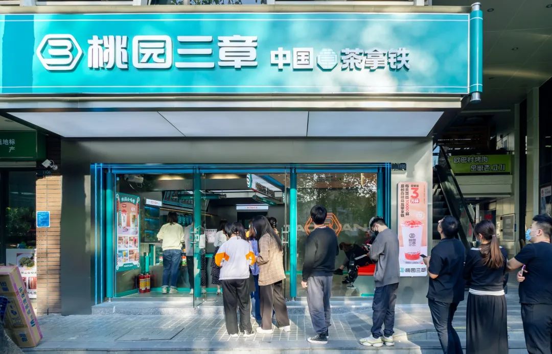 瞄准12元，营业额逆势涨40%！这家茶饮成为广东“校园头牌”