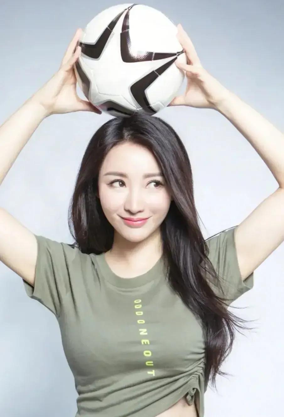 柳岩世界杯狂欢夜变身足球宝贝,世界杯柳岩化身足球宝贝