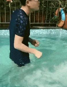 女子和同事打闹，用力过猛竟直接把*裤底**扯两半，羞得蹲地不敢起身