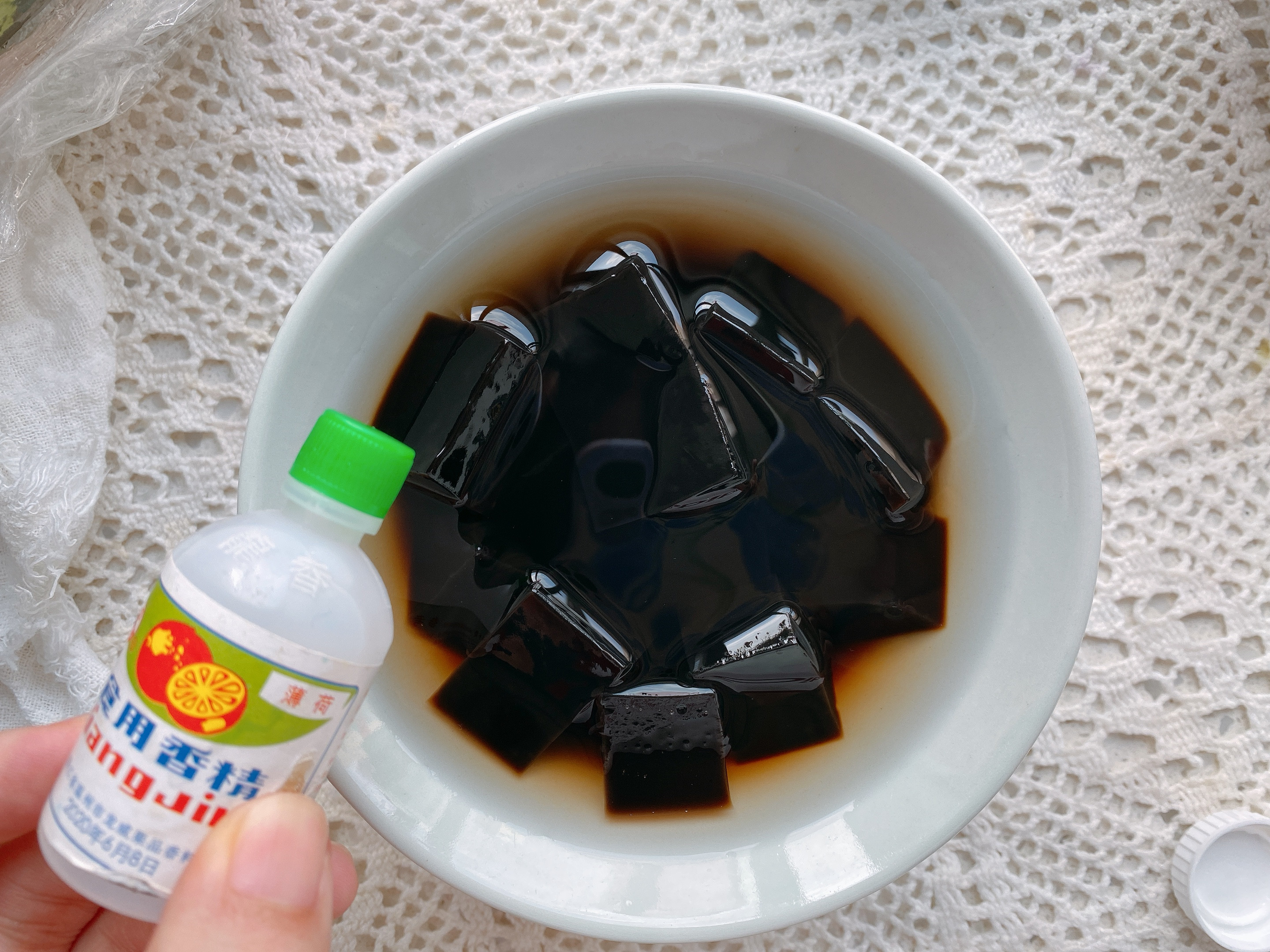 龟苓膏夏季怎么吃好吃,夏日滋补龟苓膏的做法