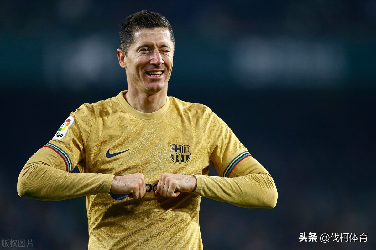 足坛十大神锋之莱万,波兰神锋莱万