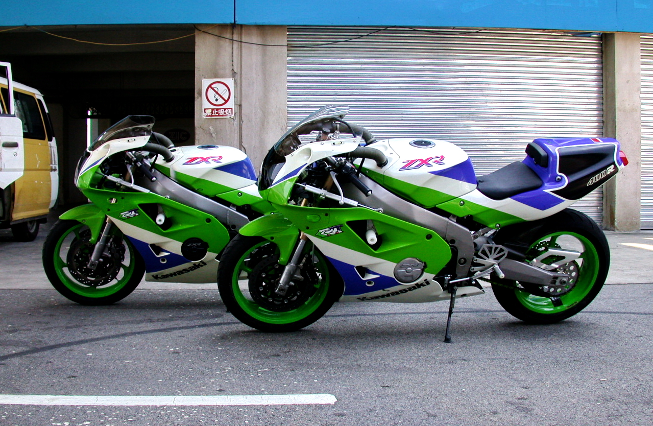 老照片:TT-F3赛车规格的KawasakiZXR-4