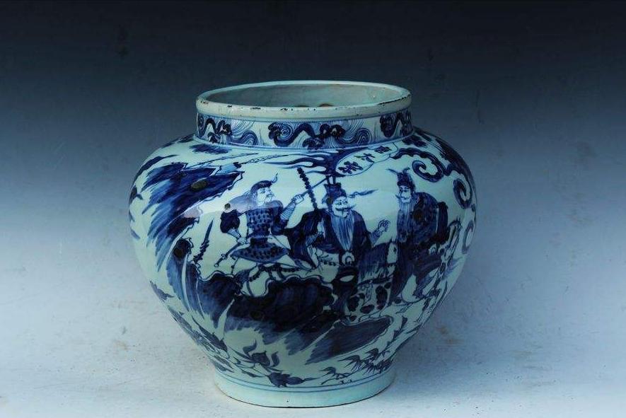 广西挖骨灰坛,工人挖出骨灰缸