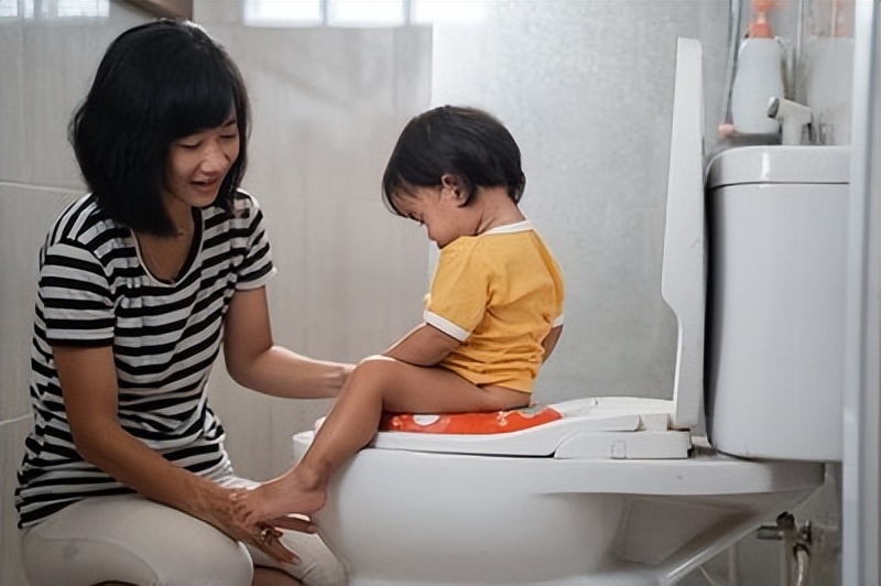 男童进女厕再引热议评论解析,男孩滚出女厕所