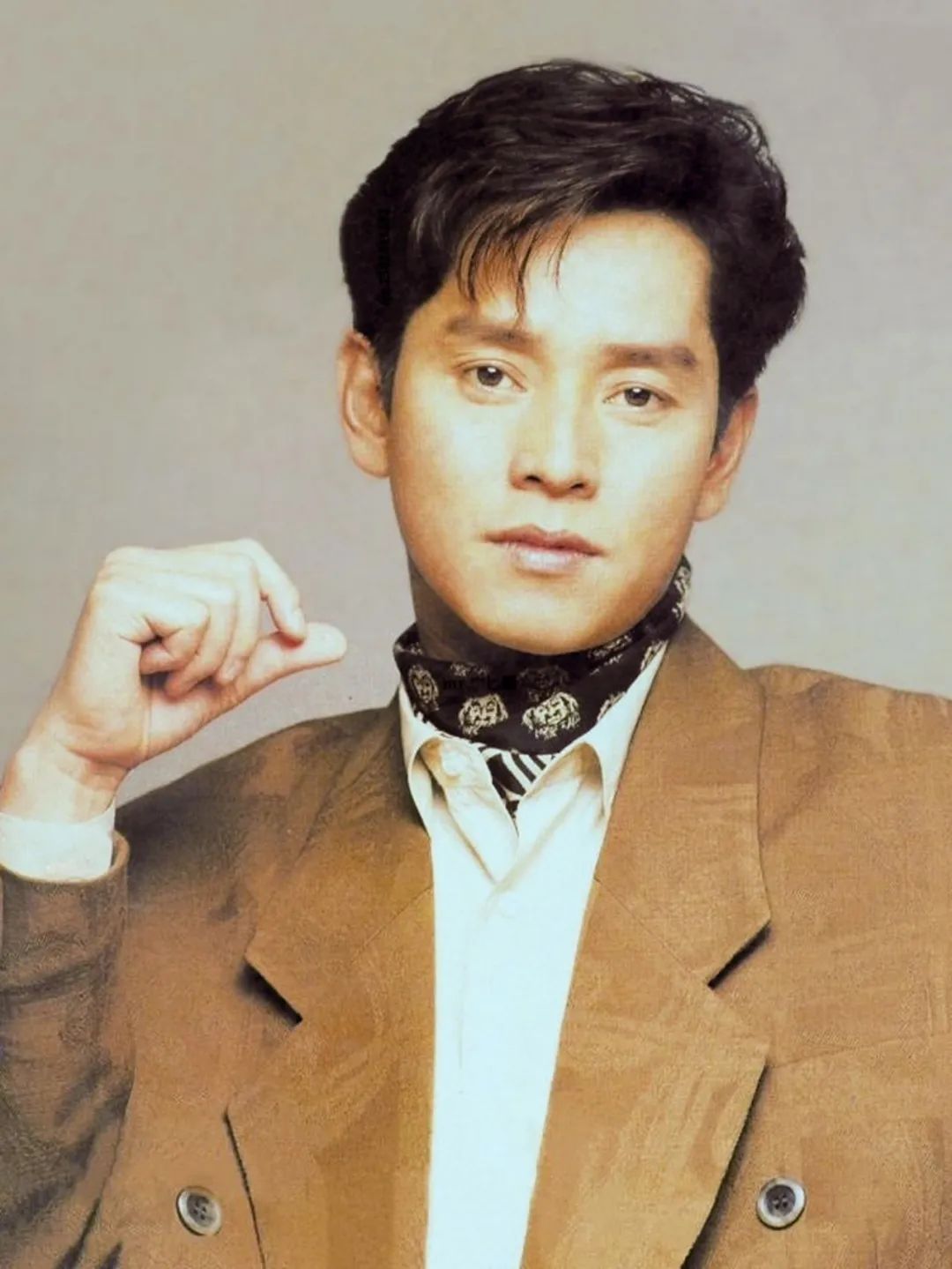 张国荣80年代天王巨星现场,80年代香港的天王巨星和天后