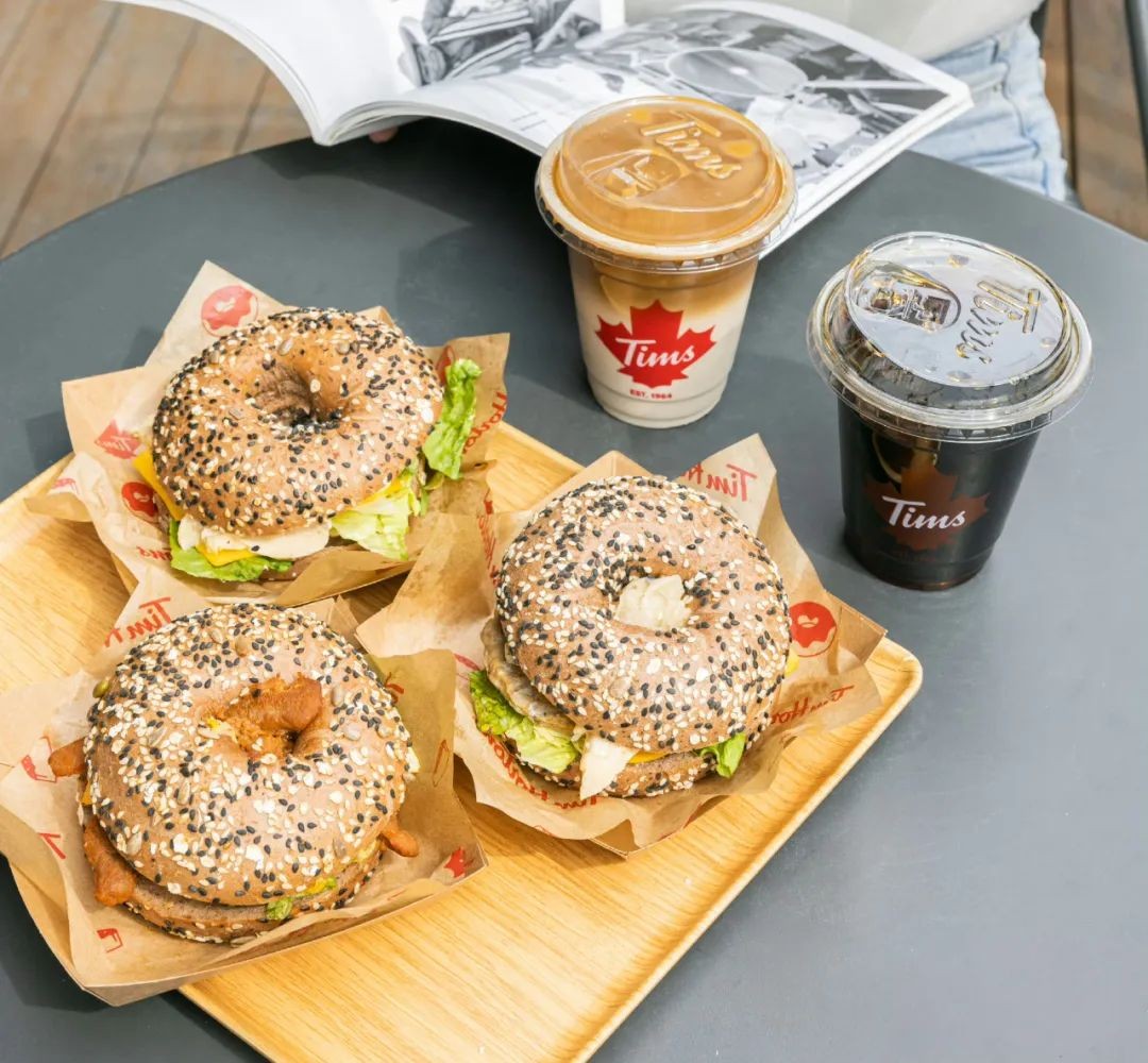 星巴克和瑞幸新零售对比,四年开店超1800家