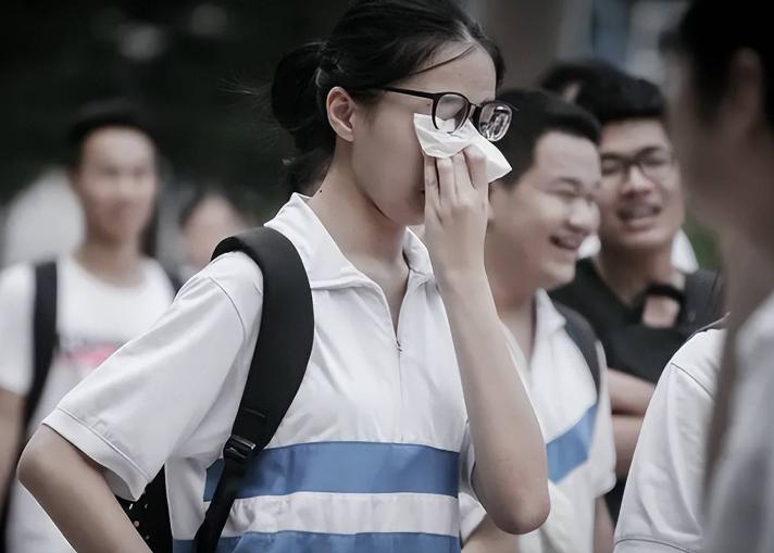 福建女孩高考364分，骗父母考了586分状告教育局，最终结果如何？