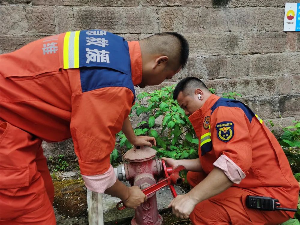 四川山火救援灭火,四川消防24小时把守防止山火复燃