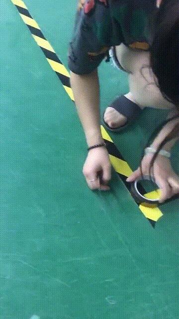 伴娘抢了新娘风头躲角落,伴娘躲在角落玩手机很漂亮