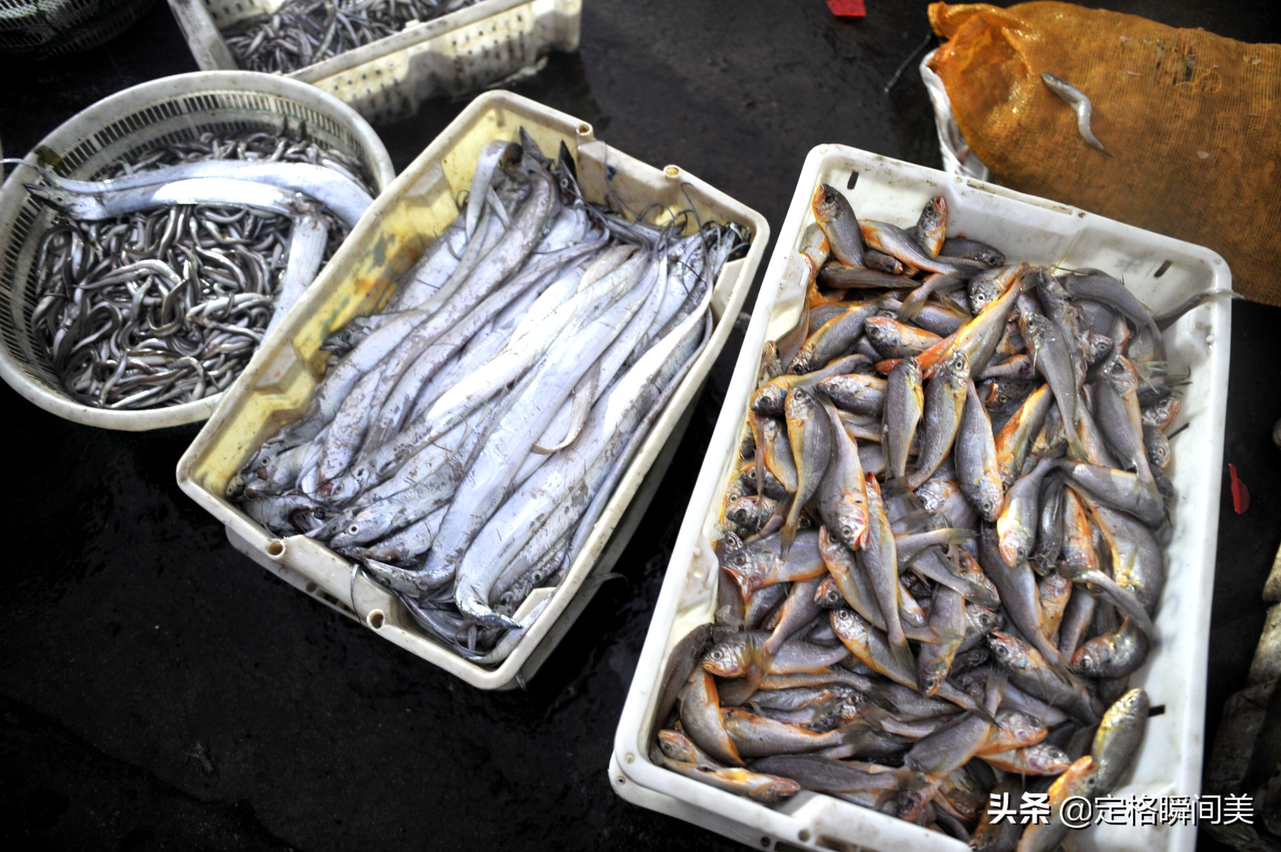 “挣不出饭钱来”，买卖淡季海鲜早市客流量稀少，摊主啃馒头坚持