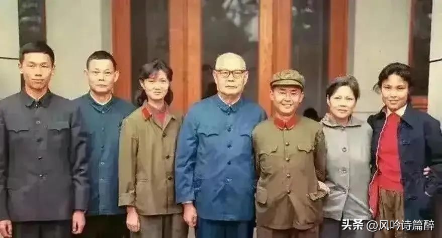 珍贵瞬间：*剑英叶**元帅全家福曝光，儿女颜值与气质，竟均不凡