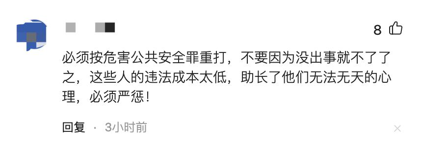 两乘客坐飞机高空中斗殴,飞机场互殴事件