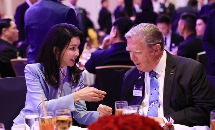 韩国第一夫人出访英国王室服装秀,韩国第一夫人美丽瞬间