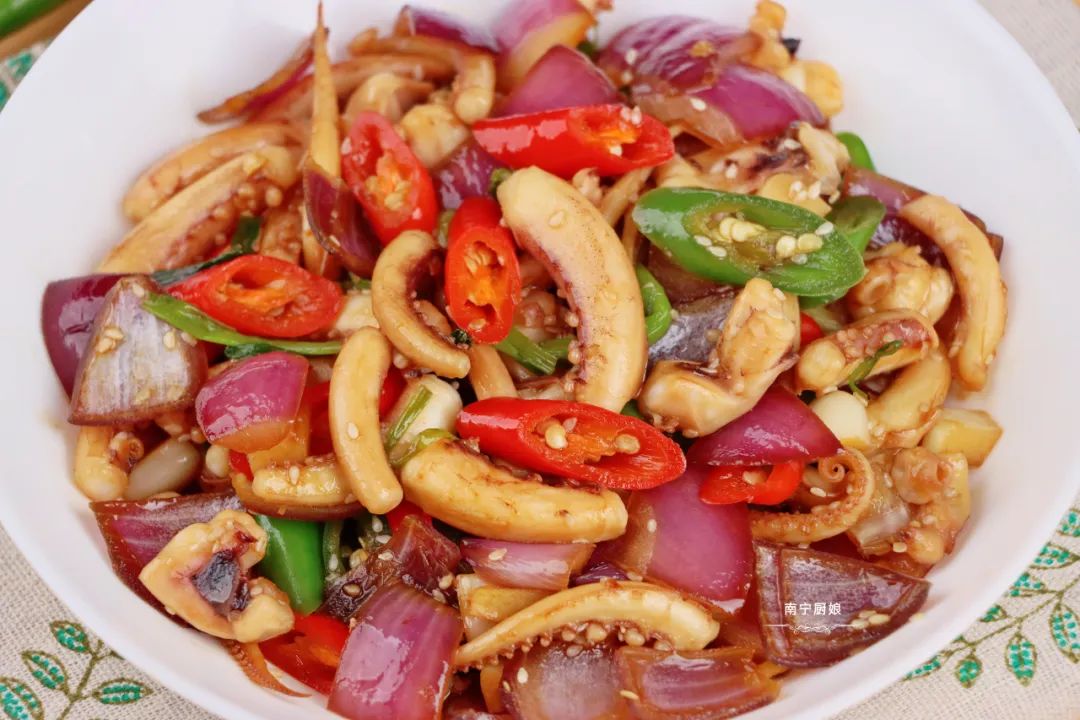 鱿鱼除了白灼还能怎么做,5种鱿鱼的做法鲜香无腥味