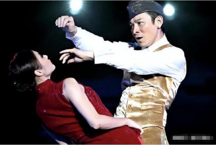 刘德华陪太太回家祭岳父,刘德华带太太回娘家视频