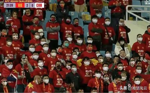 国足输给越南后球迷真实反应,足球媒体人评价国足输越南