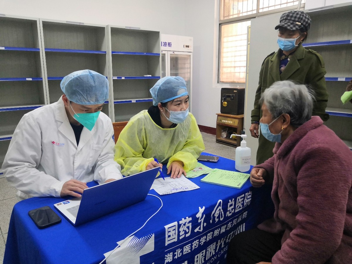 “健康快车”走进武当山符合条件的白内障患者将免费实施复明手术