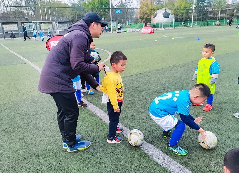 培养足球兴趣，南充奥航教练先教育孩子学会感恩