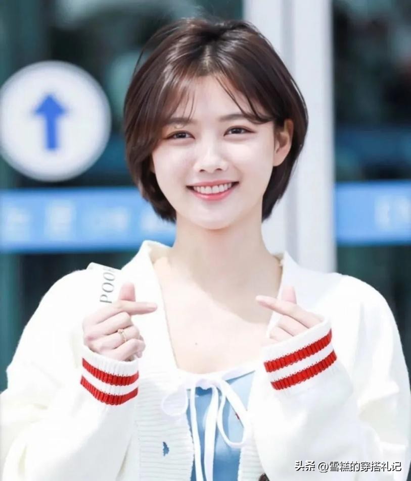 露眉露耳不过肩的发型,洋气过耳直发发型