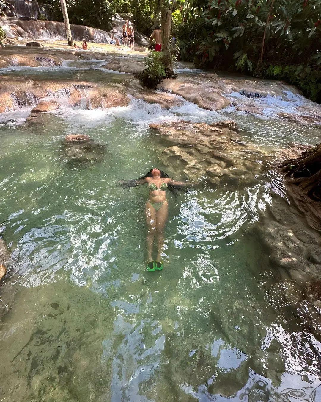 鍝堣帀璐濊帀灏忕編浜洪奔棣栨槧,鍝堣帀璐濊帀灏忕編浜洪奔reaction