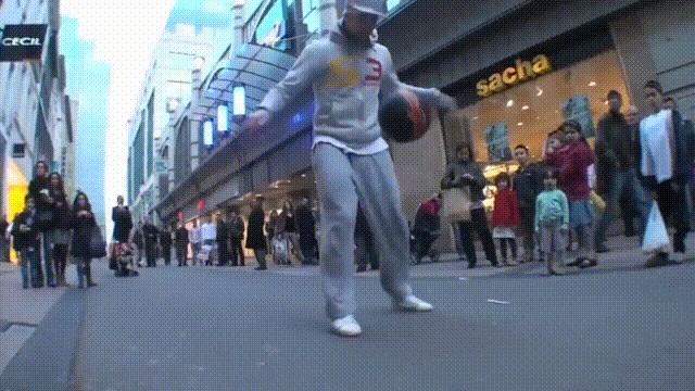 卡卡花式踢球,卡卡戏耍两个后卫