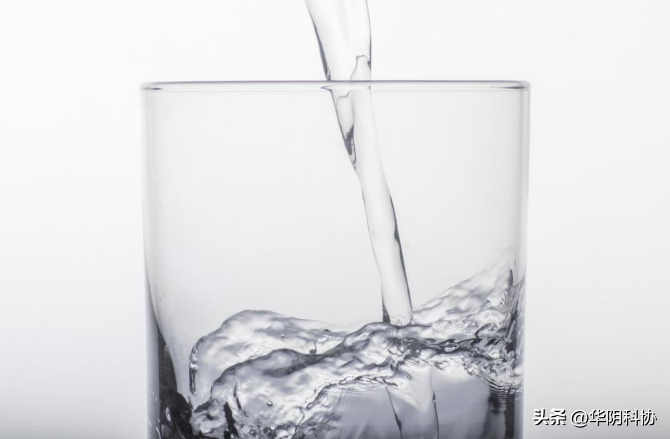 年轻人喝水与老年人喝水的区别,为什么老人不爱喝水