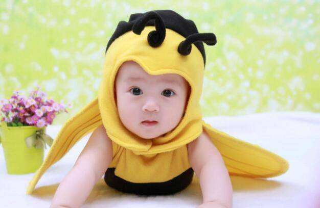 爸爸姓“操”，不愿女儿随自己姓，妈妈灵机一动全家人拍手叫好