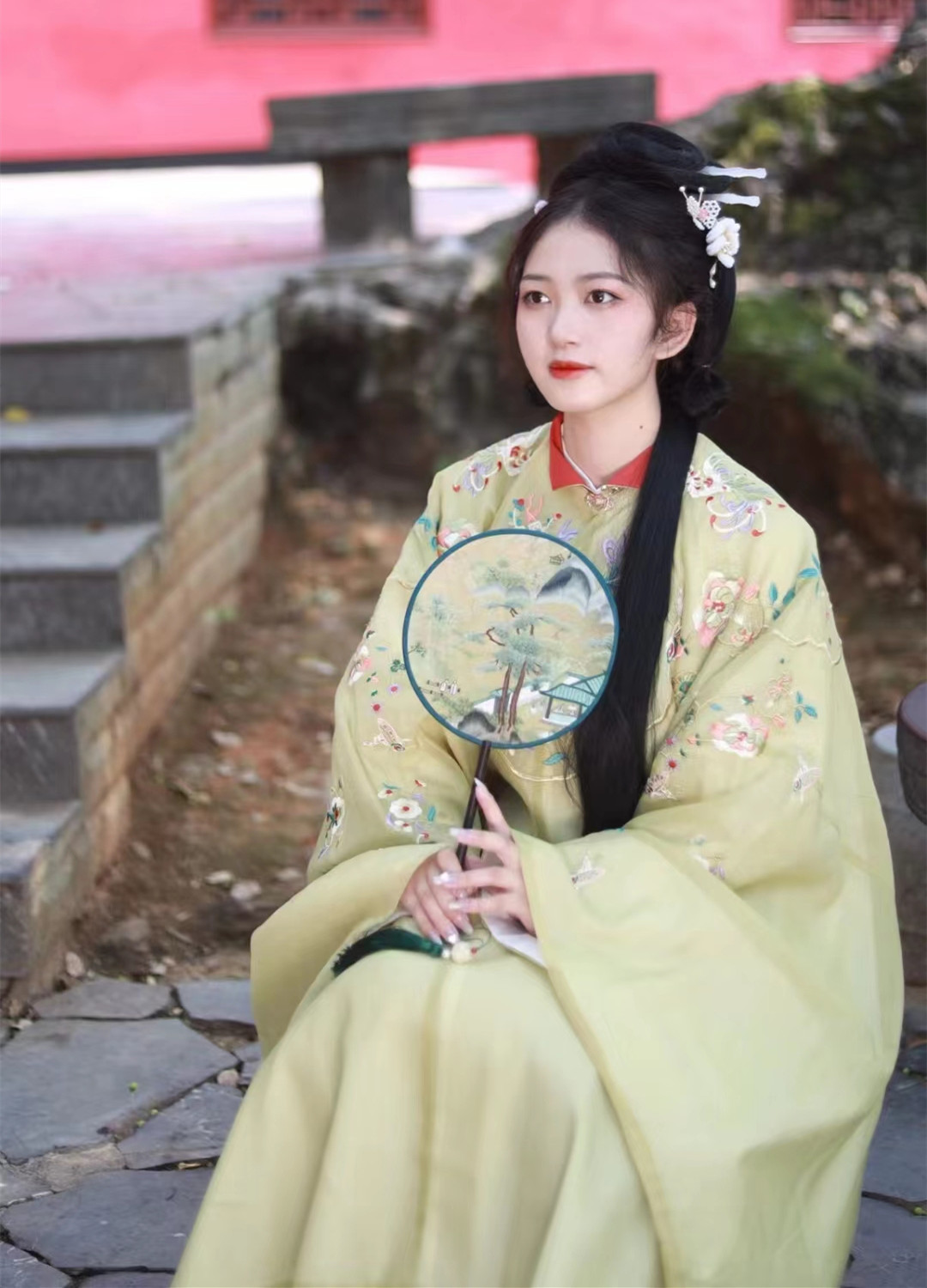 初中毕业想学服装设计专业,初中毕业学服装设计专业有前途吗