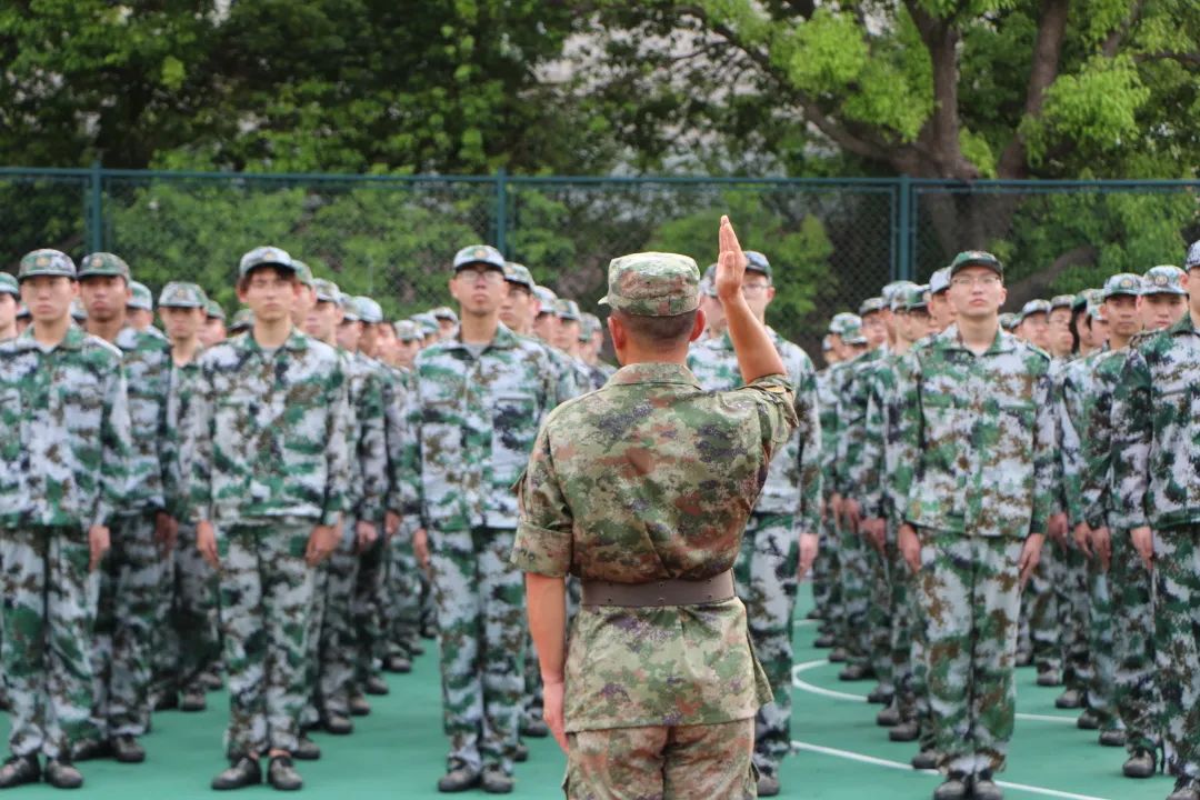 军训英姿飒爽的背后是汗水换来的,军训用汗水向青春致敬