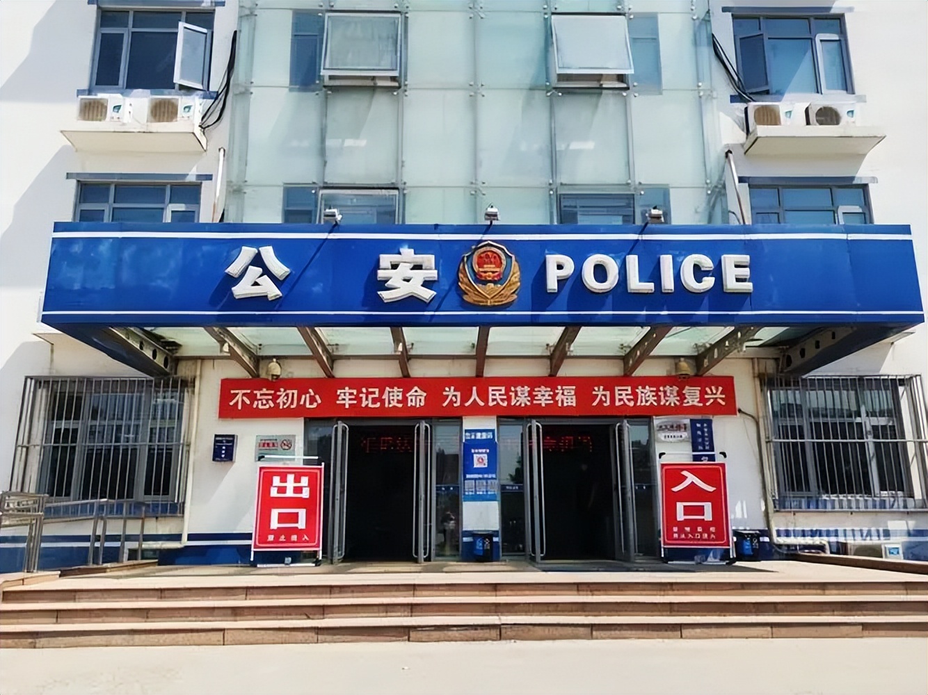 沧州男子扮警察转走3000万真假,4名少年冒充警察徒手抓毒贩