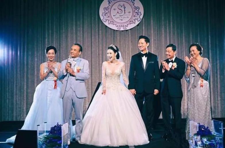 终于翻车！带假包上节目被扒精光，亲妈更牛曾把娘家人送去坐牢