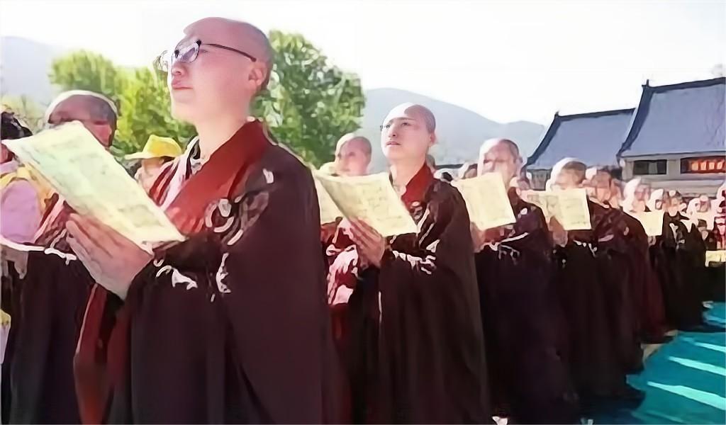 五台山佛教烧香拜佛,五台山修行僧人拜佛