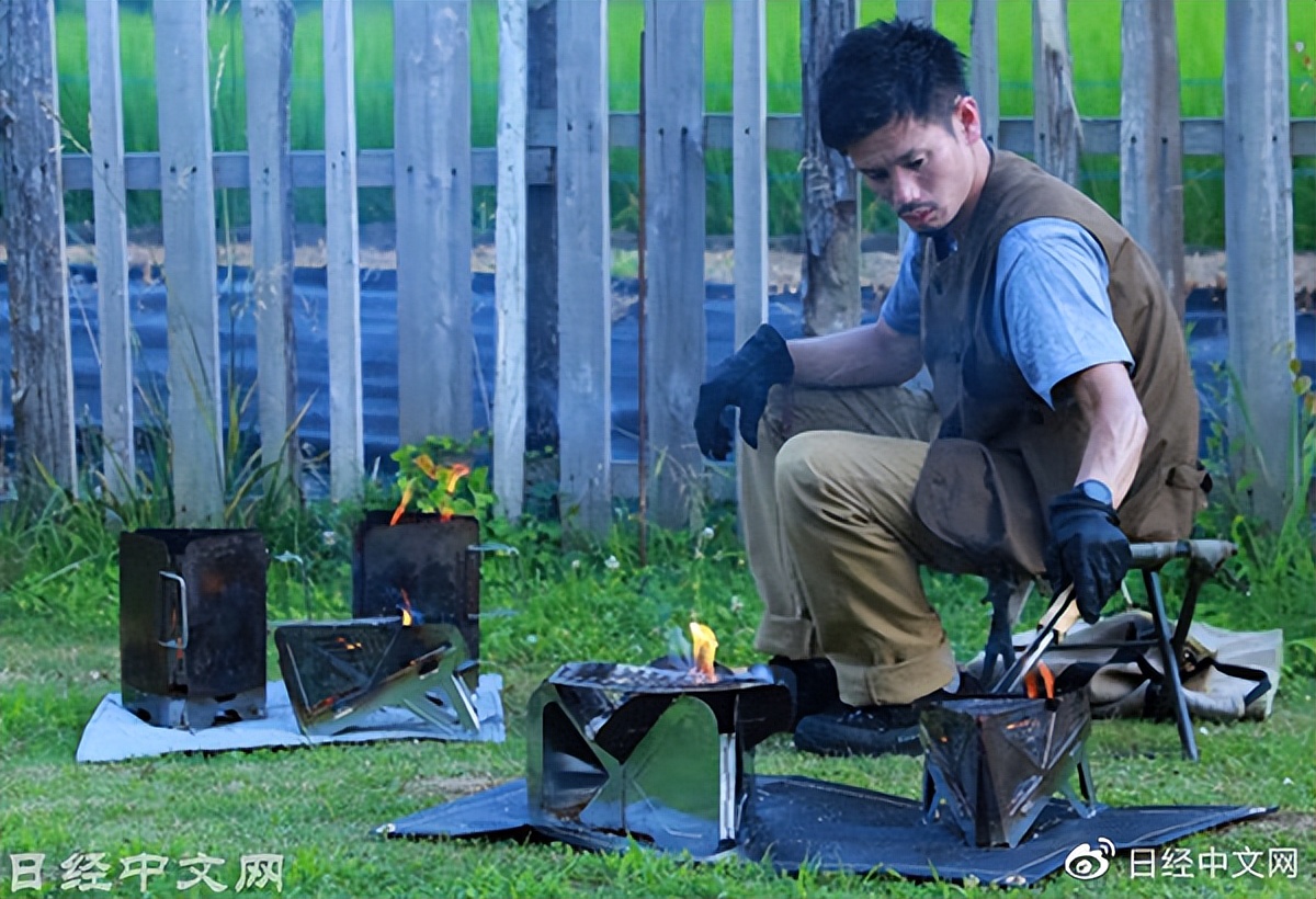 日本人自己做饭,自己劈柴烧火