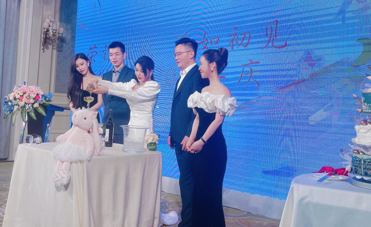 微美汇明星医美20周年庆典--荣耀绽放，美如初见