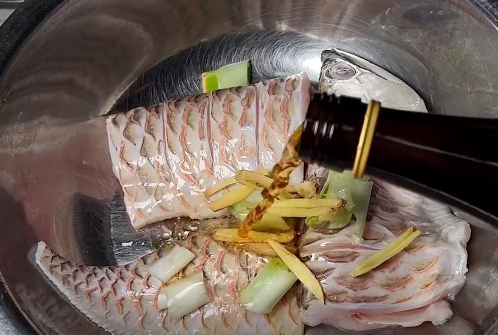 男子养的金龙鱼死亡,男子养了3年的银龙鱼死亡