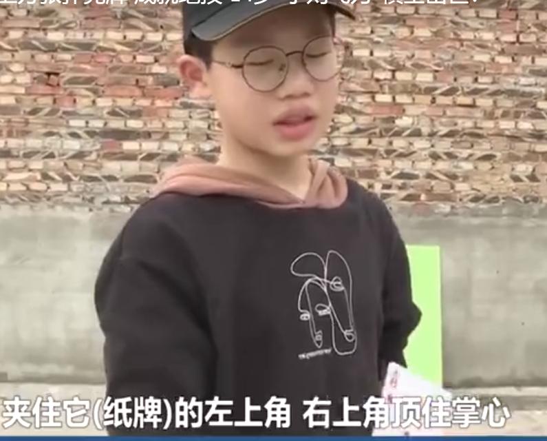 扑克牌真的能插进木板里吗,小孩扑克牌打穿木板