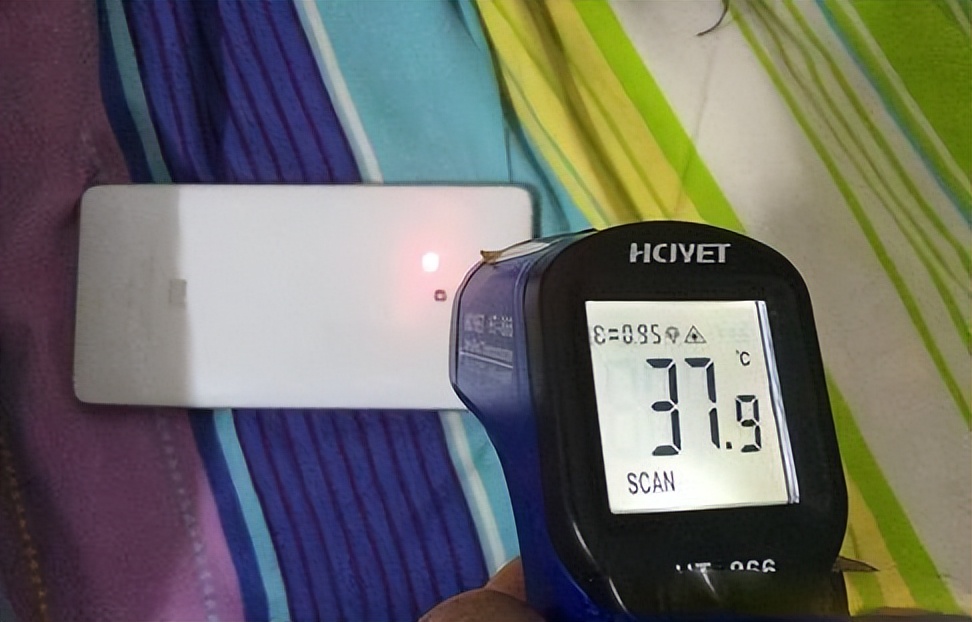 手机发烫的时候会发生什么,手机特别烫是怎么回事会爆炸吗