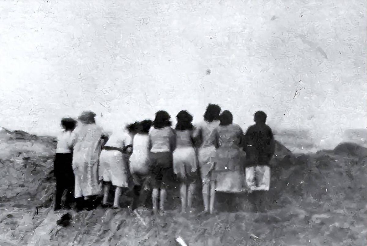 女子身穿日本侵华军装照片,女子穿侵华日军服装摆拍新闻视频