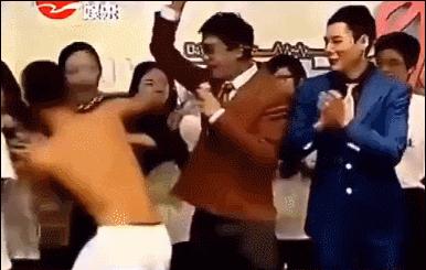 胡歌为礼仪小姐姐化解尴尬娱乐,胡歌帮礼仪小姐解围对比