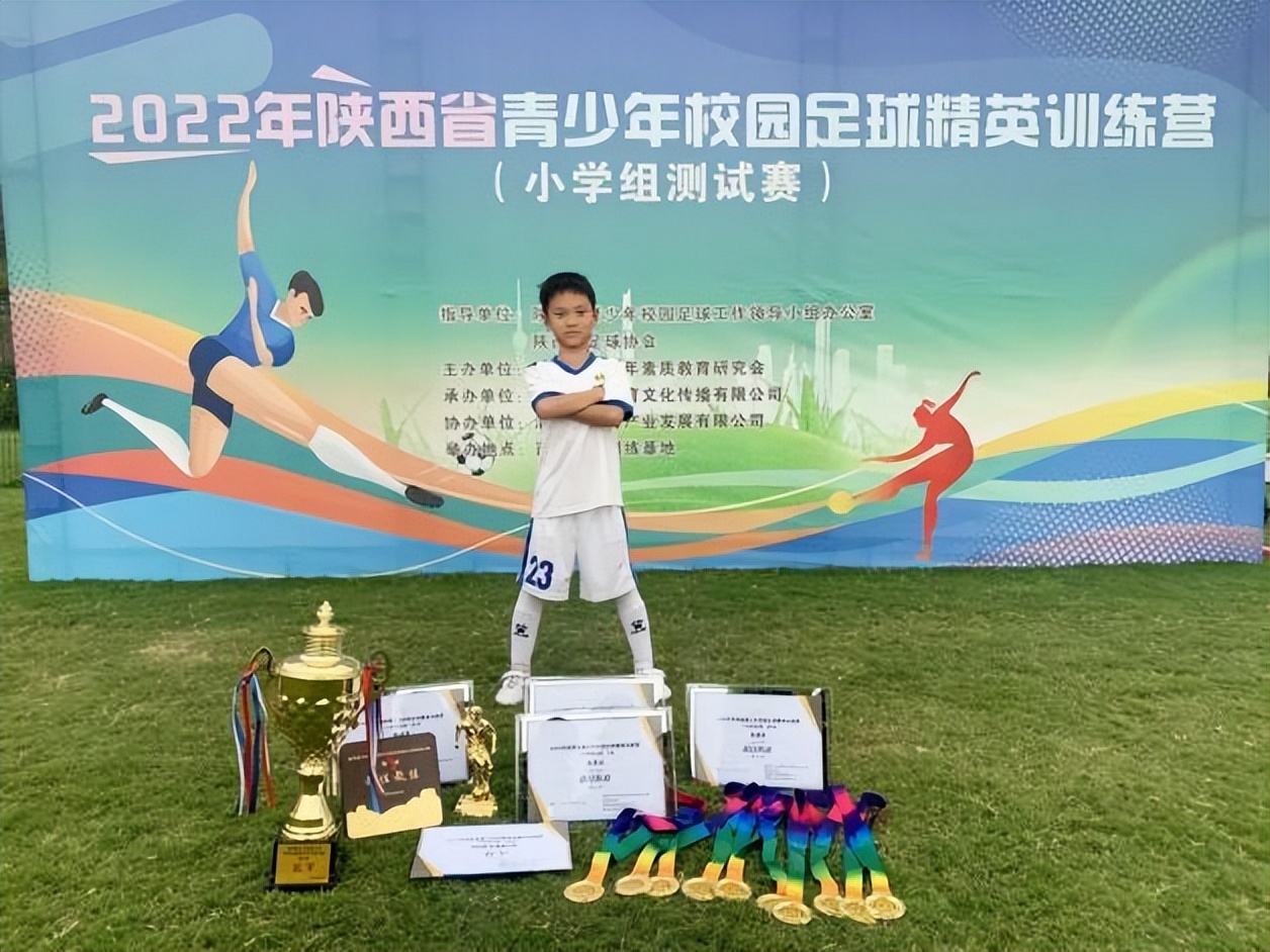 绿茵洒汗水点亮足球梦——经开四小参加2022年陕西省青少年校园足球精英训练营活动