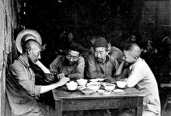 八岁乡下男孩遭遇可怕的一天，赶场路撞土匪，上街目睹杀人全过程